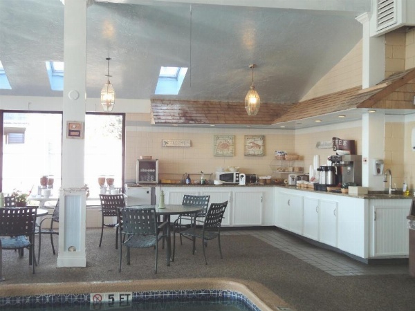 Hyannis Travel Inn image 13