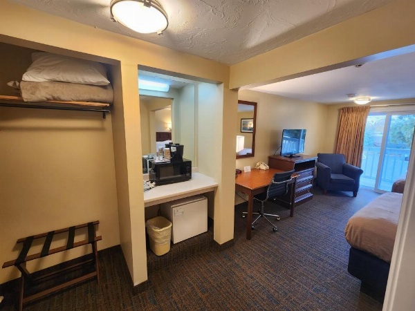 Hyannis Travel Inn image 25